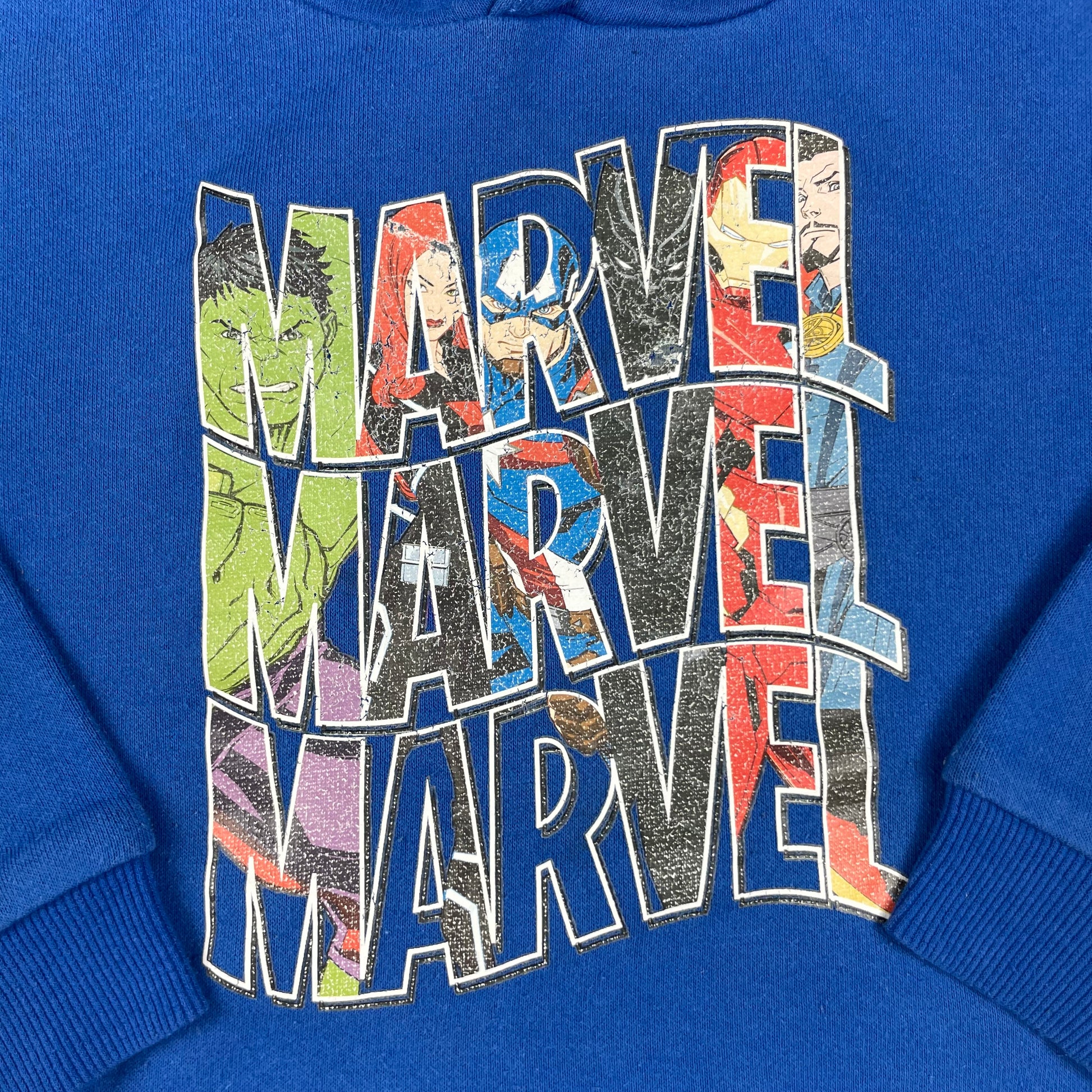 Blauer Kinder-Hoodie mit mehrfarbigem Logo-Print vorne – detail