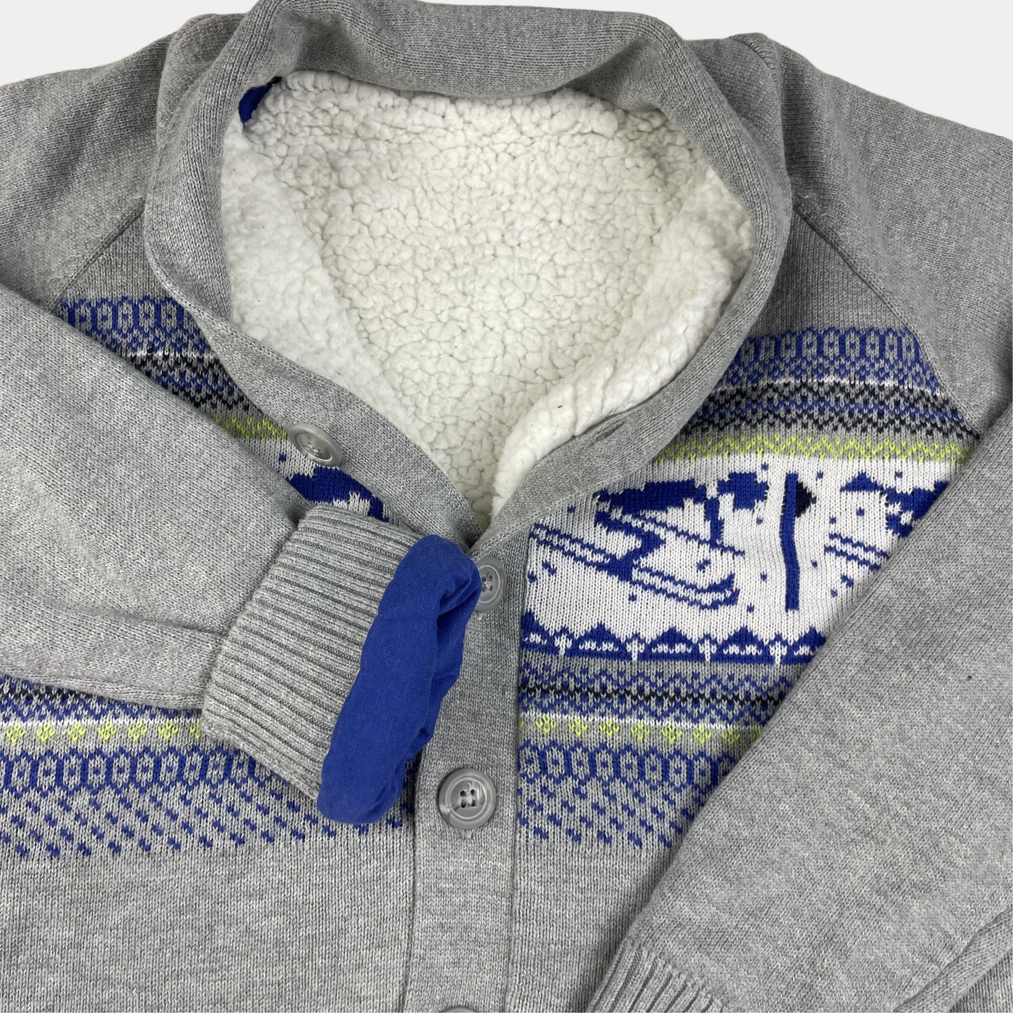Graue Kinder-Strickjacke mit Jacquardmuster und Fleecefutter, Größe 152 (11–12 Jahre) – detail