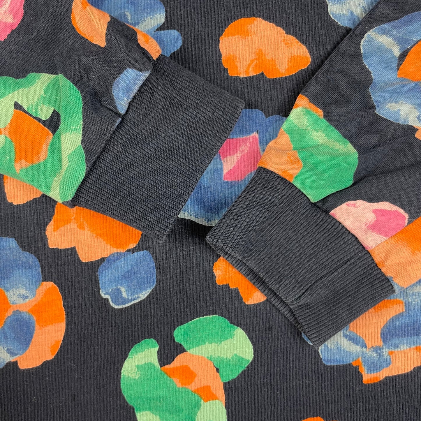 Langarmshirt, dunkelblau mit buntem Fleckenmuster, Größe 140 (10 Jahre) – detail