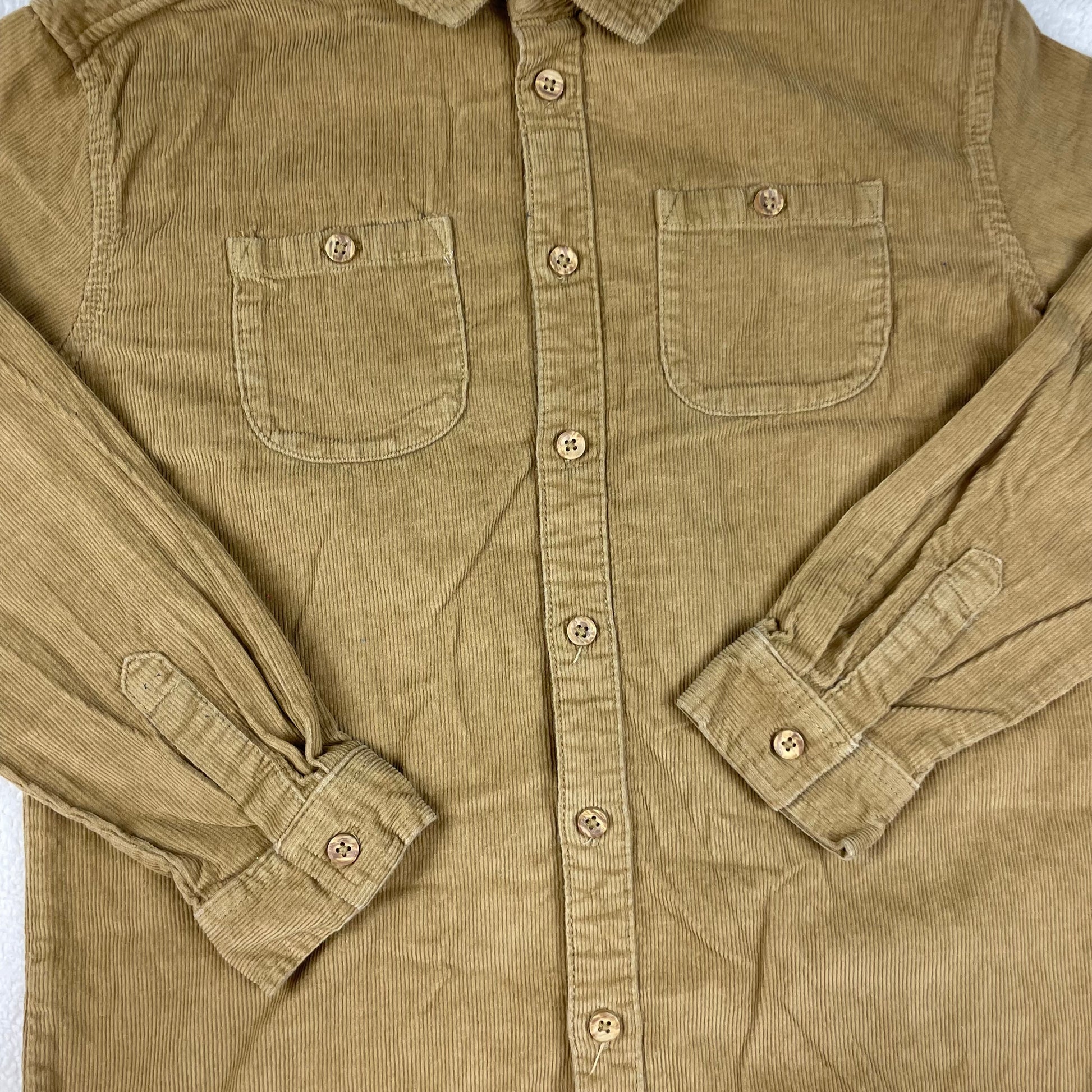 Braunes Cordhemd für Kinder mit langen Ärmeln und zwei Brusttaschen, Größe 140 – detail