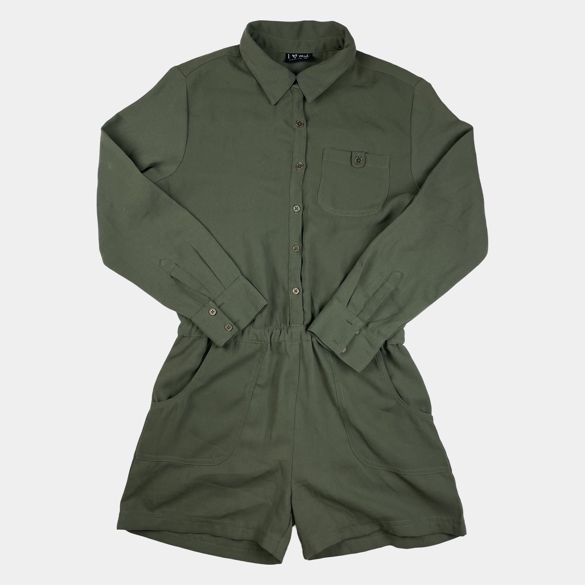 Grüner Kinder-Overall mit langen Ärmeln und kurzen Beinen, Knopfleiste, Brusttasche und seitlichen Taschen – front