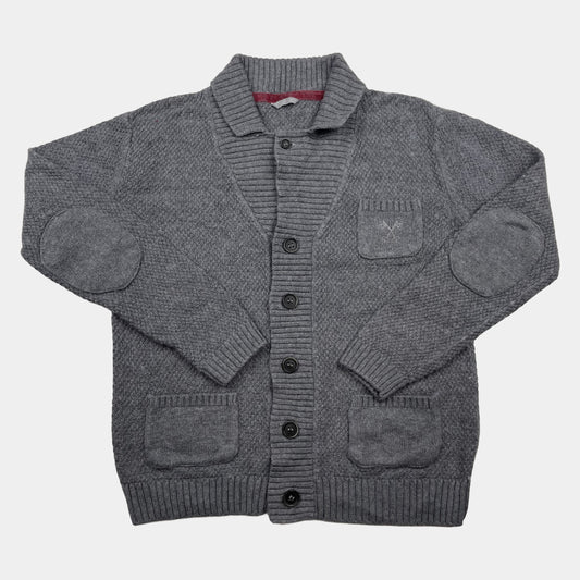 Graue Kinder-Strickjacke mit Knopfleiste, Schalkragen, Ellenbogenpatches und Taschen, Größe 116 – front