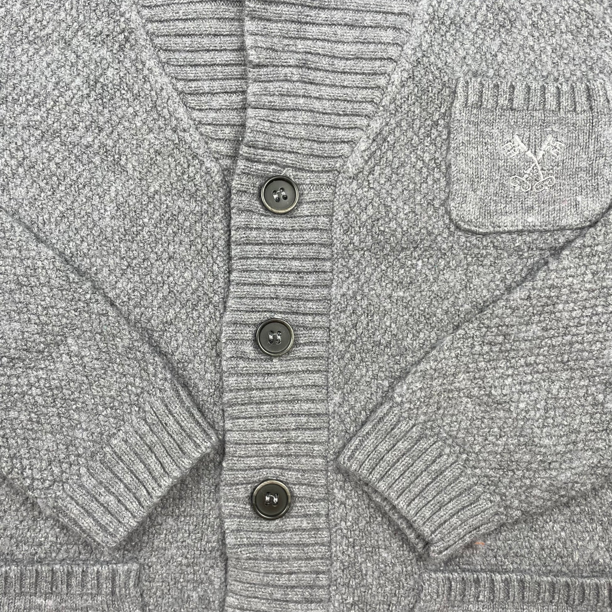 Graue Kinder-Strickjacke mit Knopfleiste, Schalkragen, Ellenbogenpatches und Taschen, Größe 116 – detail