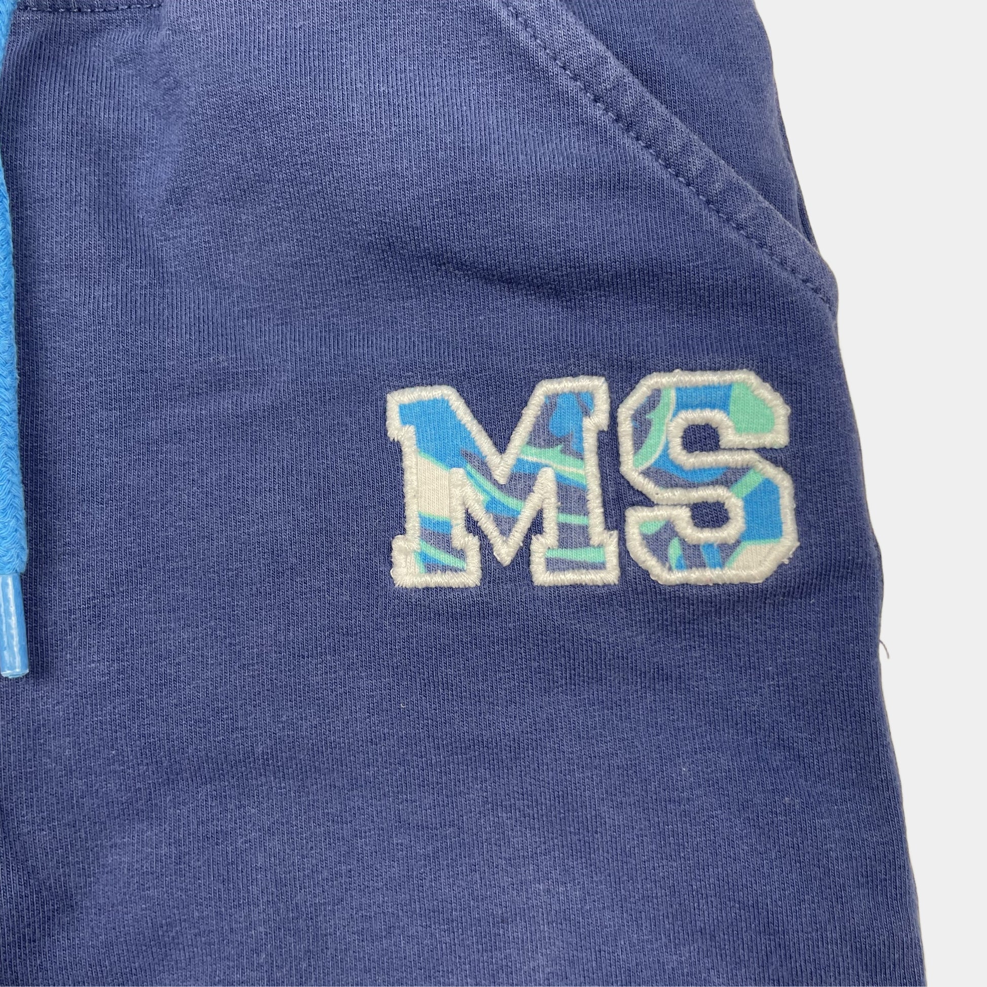 Blaue Kinder-Sweathose mit Kordelzug, Taschen und MS-Applikation, Größe 18 Monate – detail