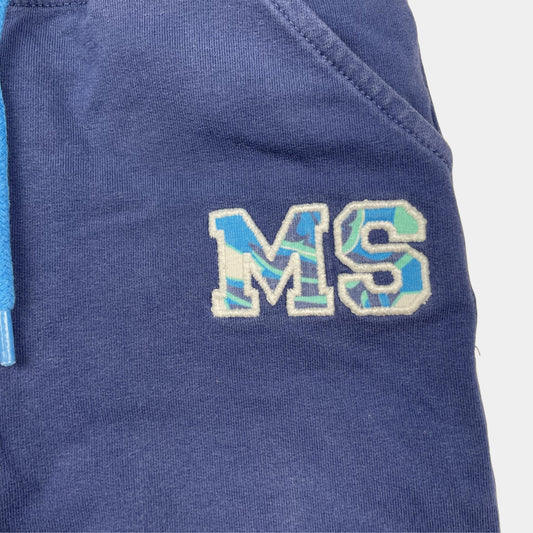 Blaue Kinder-Sweathose mit Kordelzug, Taschen und MS-Applikation, Größe 18 Monate – detail