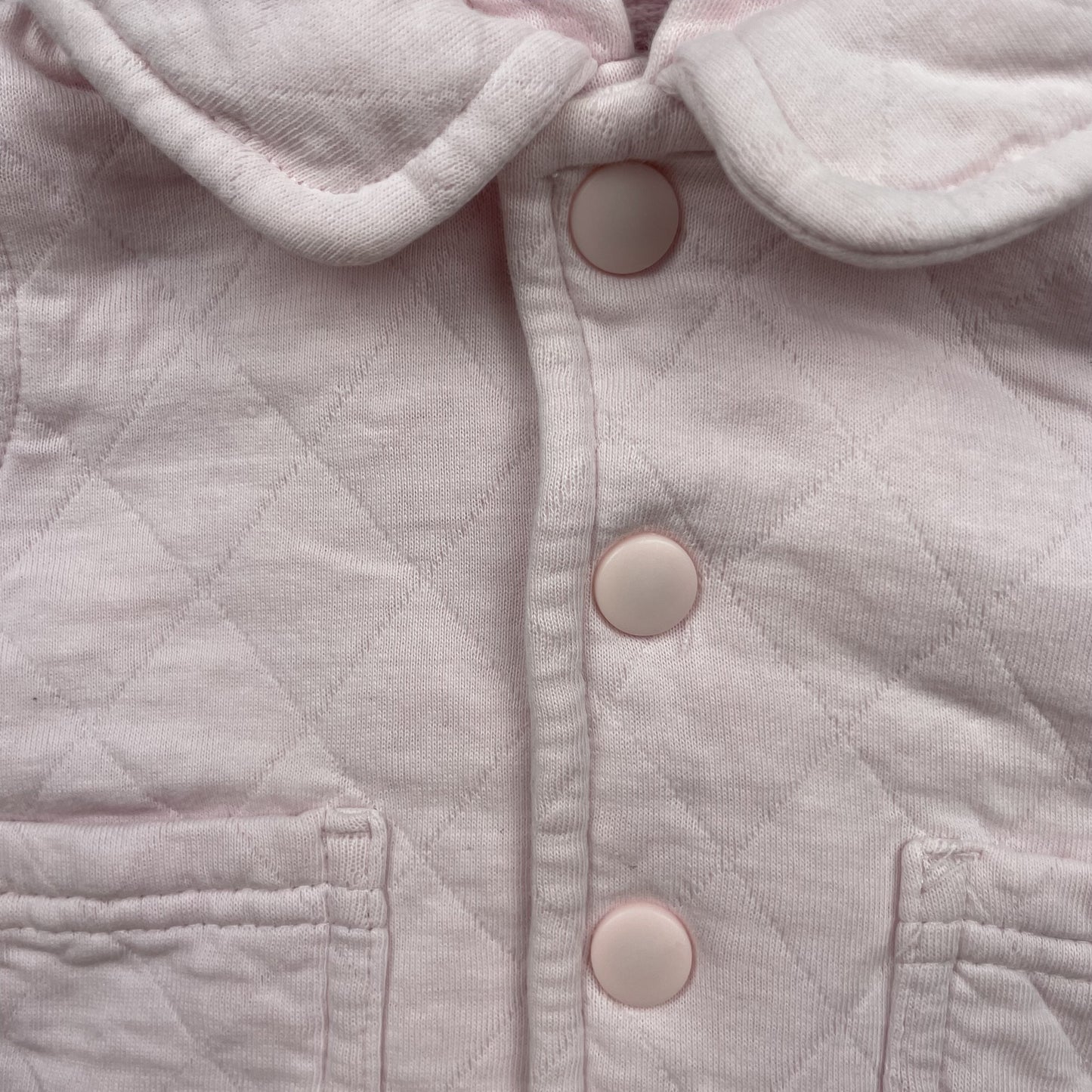 Rosa gesteppte Baby-Kapuzenjacke mit Druckknöpfen und Taschen, Größe bis 1 Monat – detail