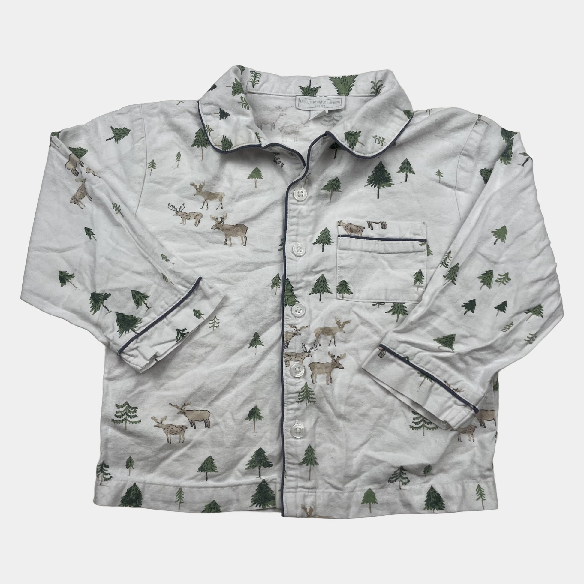 Weißes Schlafanzugoberteil mit Rentier- und Tannenmuster, lange Ärmel und dunkelblaue Paspeln – front