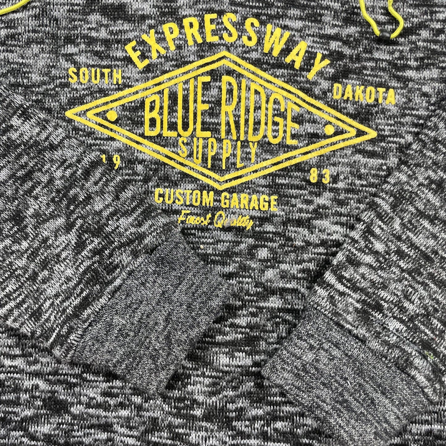 Dunkelgrauer melierter Kinder-Hoodie mit Kapuze, gelbem Frontprint und seitlichen Reißverschlüssen – logo