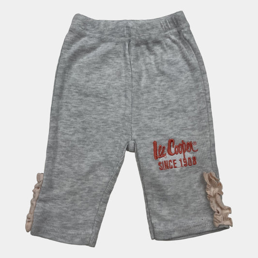 Graue Baby-Hose von Lee Cooper mit Rüschen und roter Logo-Stickerei, Größe 1M