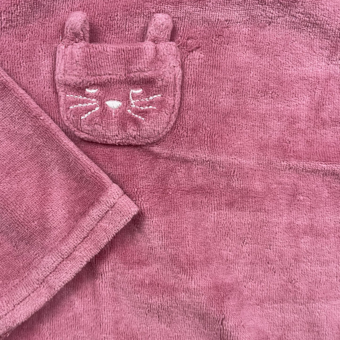 Rosa Velours-Wickeljacke mit Katzen-Tasche, Größe 12–18 Monate – detail