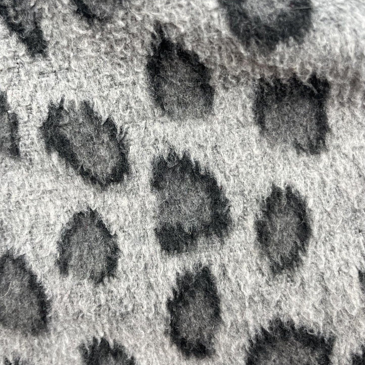 Graue Kinder-Shorts mit Leopardenmuster und Paperbag-Bund – detail