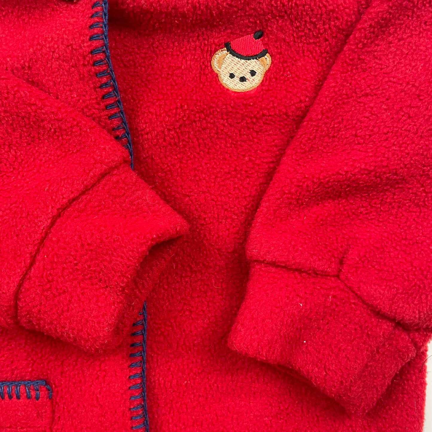 Rote Fleece-Jacke von Lil Jessi, Gr. 18M, mit Knopfleiste und Bärenstickerei – detail