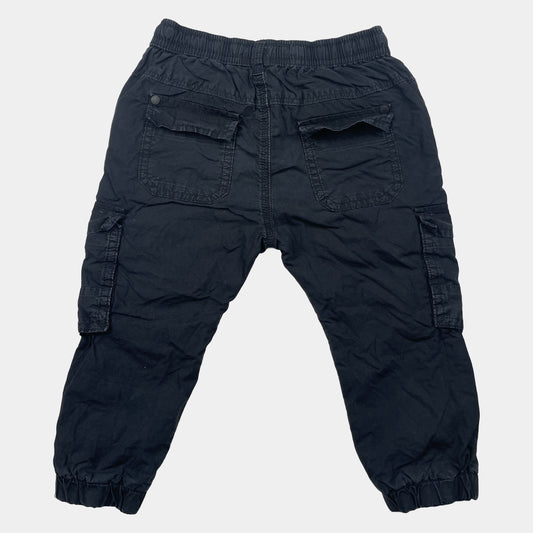 Dunkelblaue Cargohose für Kleinkinder mit elastischem Bund, Kordelzug und Seitentaschen, Größe 92 – back