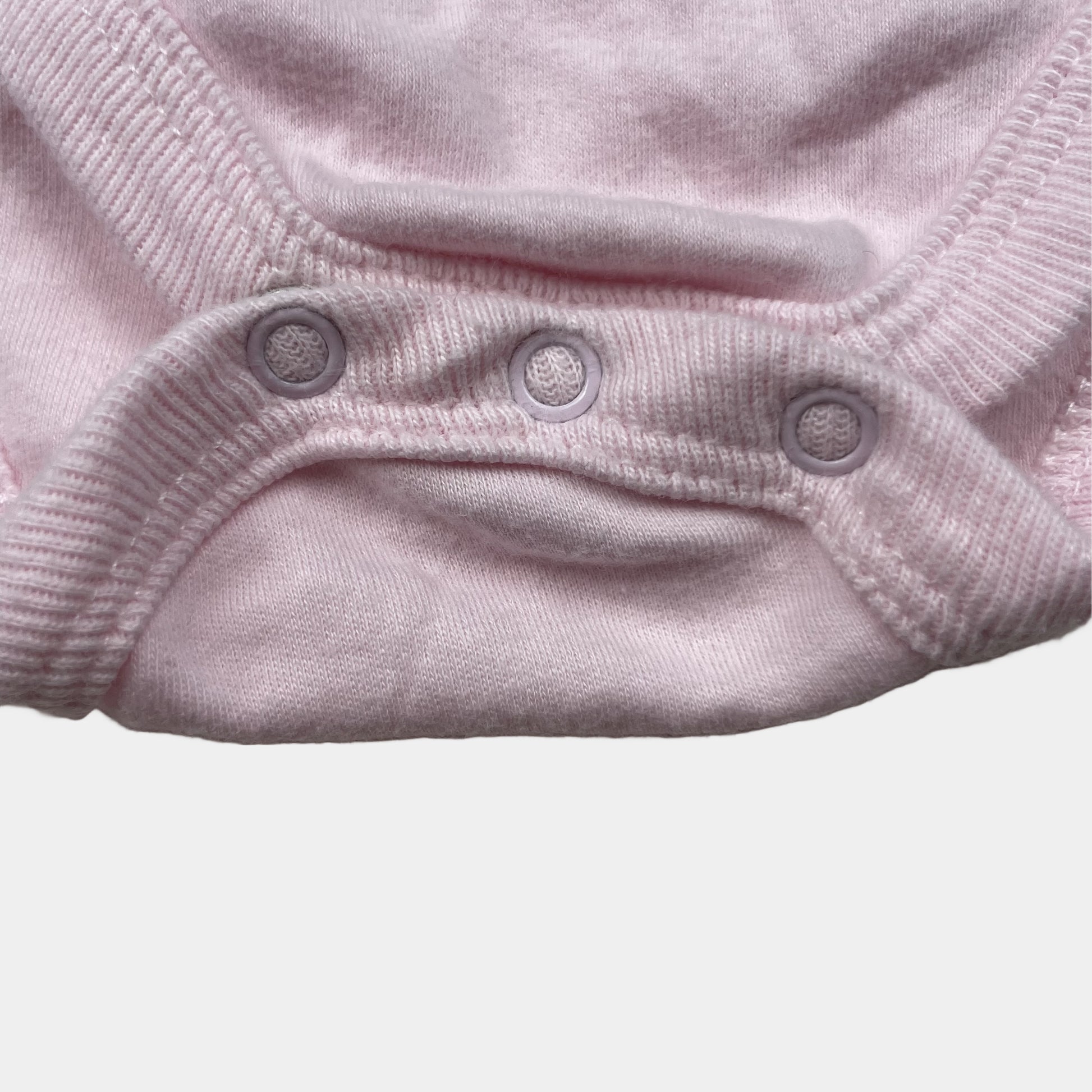Rosa Langarm-Body mit Bubikragen und Knopfleiste, Größe 9–12 Monate – close‑up