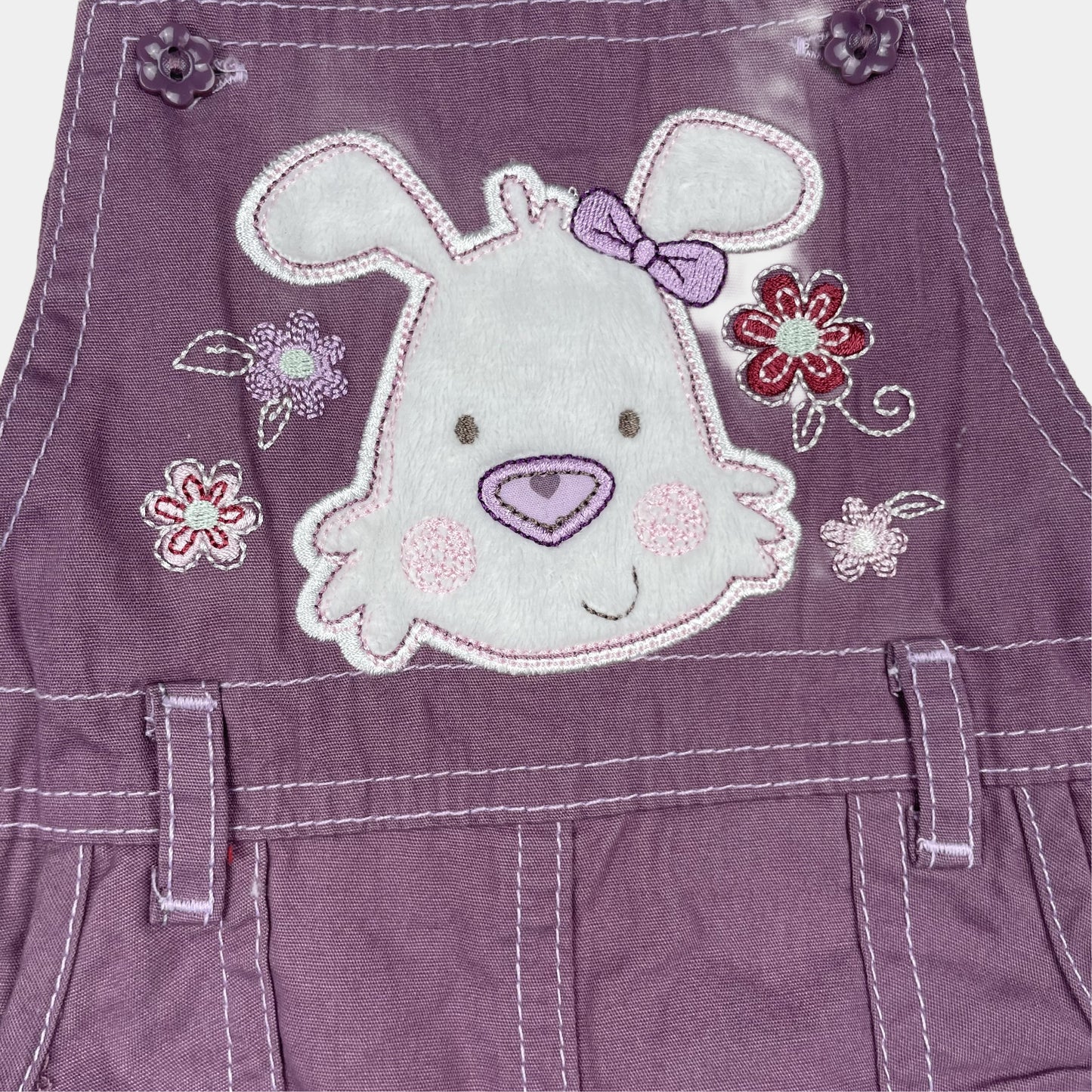 Lila Latzhose mit Tierapplikation und Herzdetails, Größe 12–18 Monate – detail