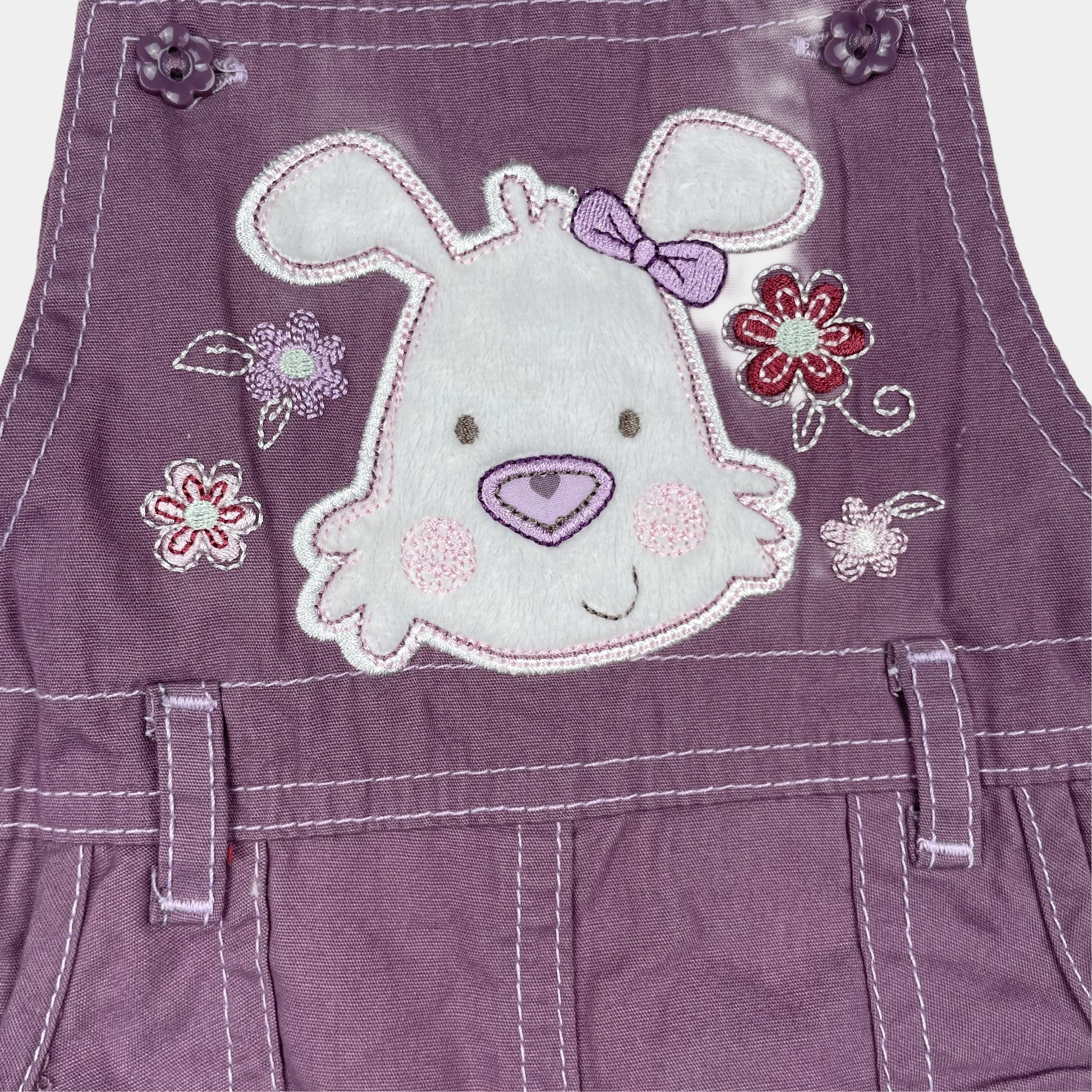 Lila Latzhose mit Tierapplikation und Herzdetails, Größe 12–18 Monate – detail