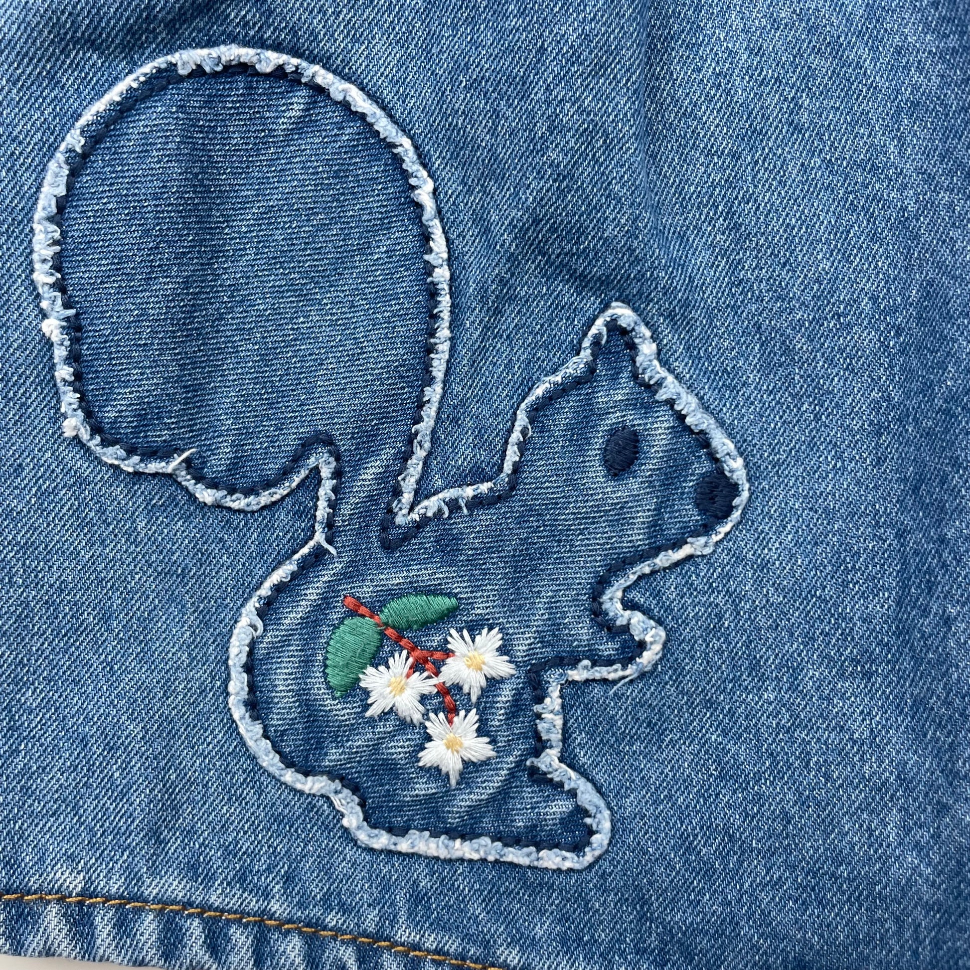 Jeans-Latzkleid für Kinder mit Stickereien, Größe 110 – detail