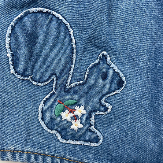 Jeans-Latzkleid für Kinder mit Stickereien, Größe 110 – detail