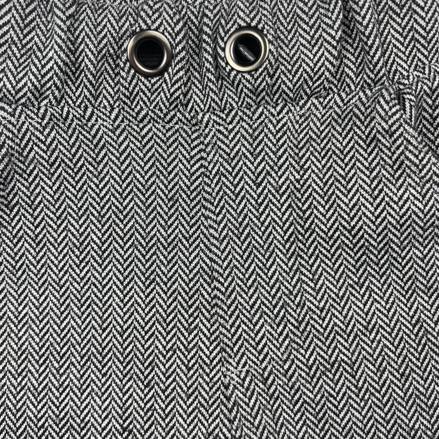 Graue Kinderhose mit Fischgrätenmuster von Nutmeg, Größe 1,5 Jahre – detail