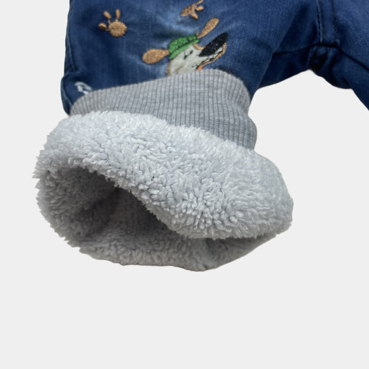 Dunkelblaue Babyhose mit Fleecefutter, grauen Rippbündchen und Auto-/Werkzeug-Stickerei – detail