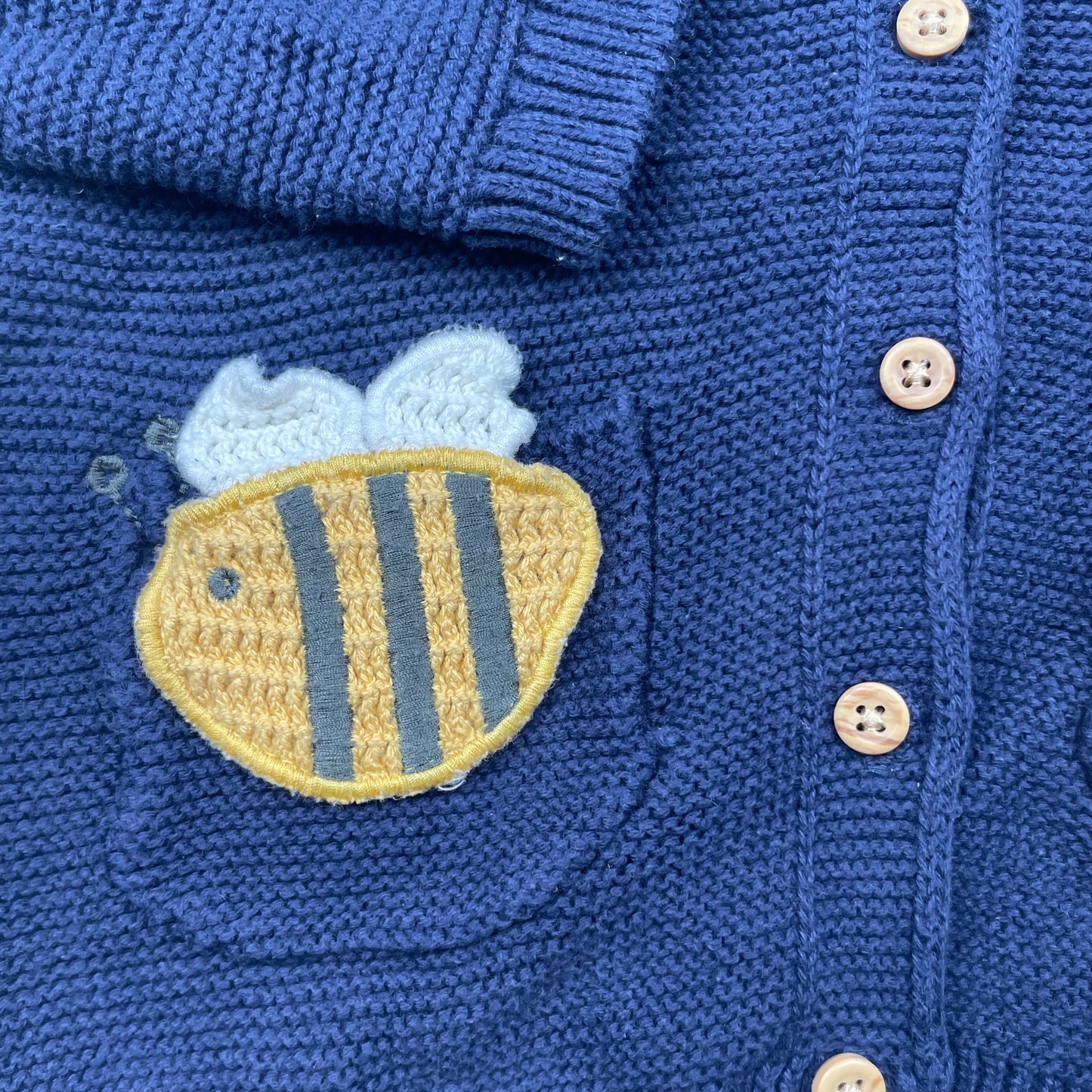 Dunkelblaue Kinder-Strickjacke mit Biene-, Blüte- und Regenbogen-Applikation von F&F, Größe 9–12 Monate – pocket