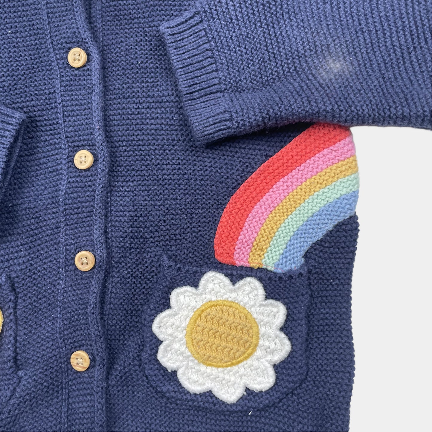 Dunkelblaue Kinder-Strickjacke mit Biene-, Blüte- und Regenbogen-Applikation von F&F, Größe 9–12 Monate – detail