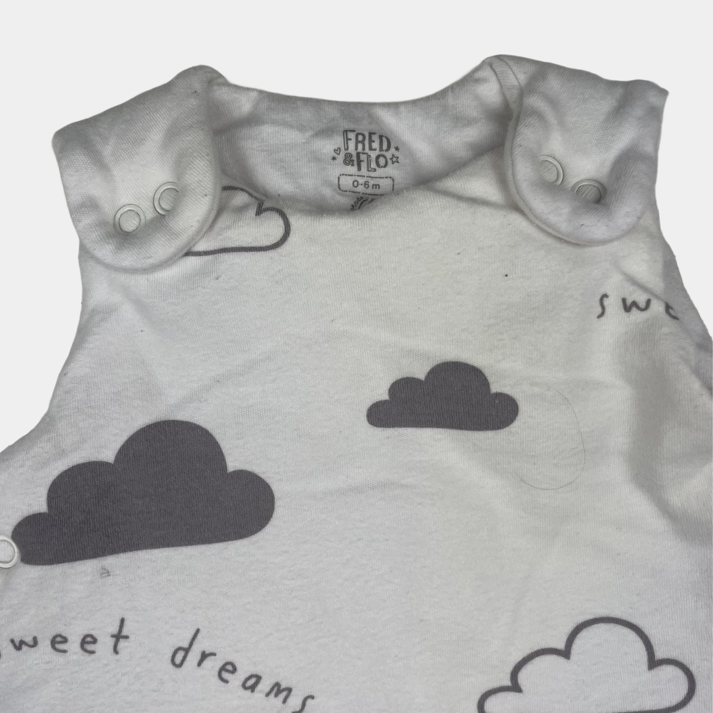 Weißer Babyschlafsack mit grauen Wolken und „sweet dreams“-Schrift, F&F, 0–6 Monate – detail