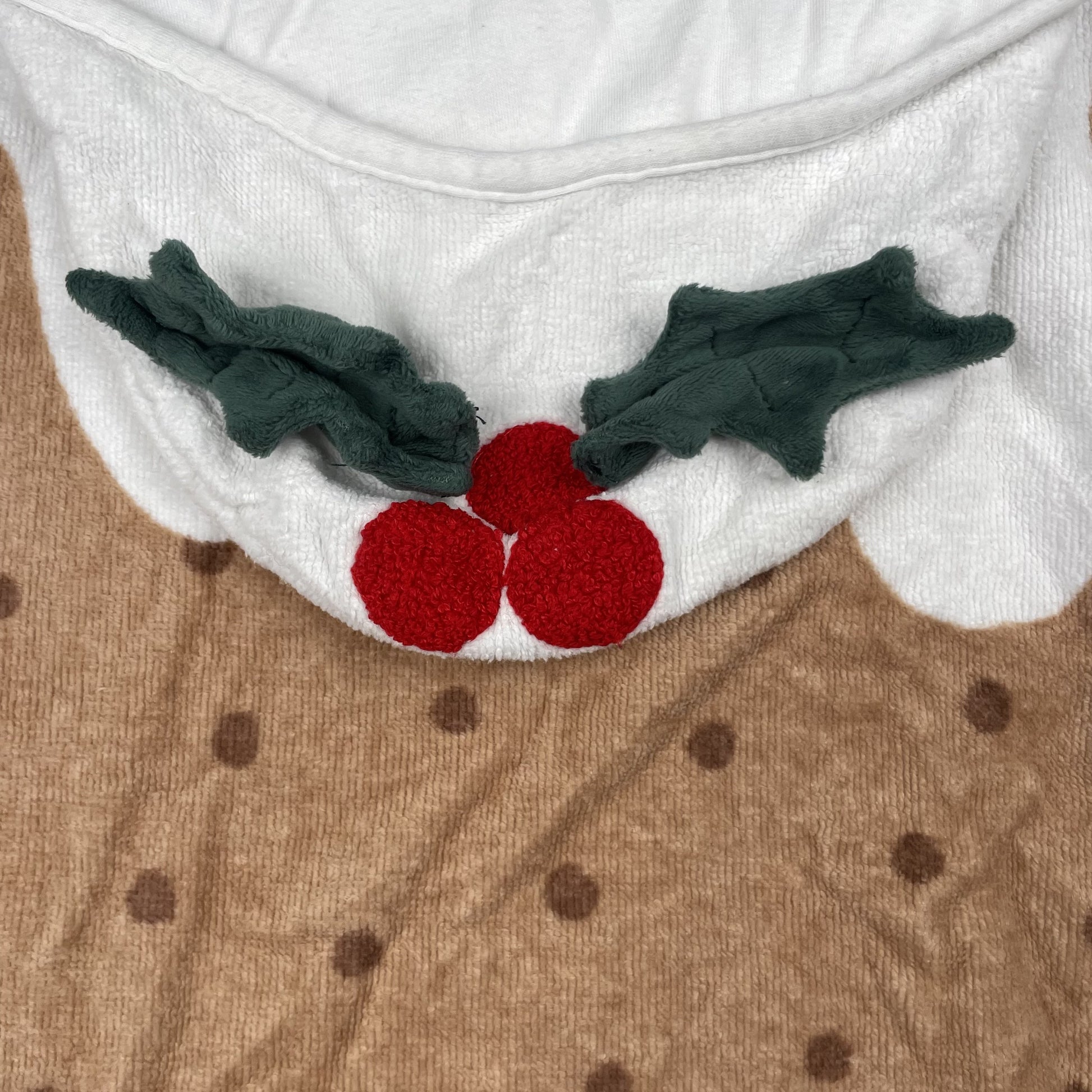 Brauner Kapuzenponcho mit Pudding-Design, Punkten und Stechpalmen-Applikation – detail