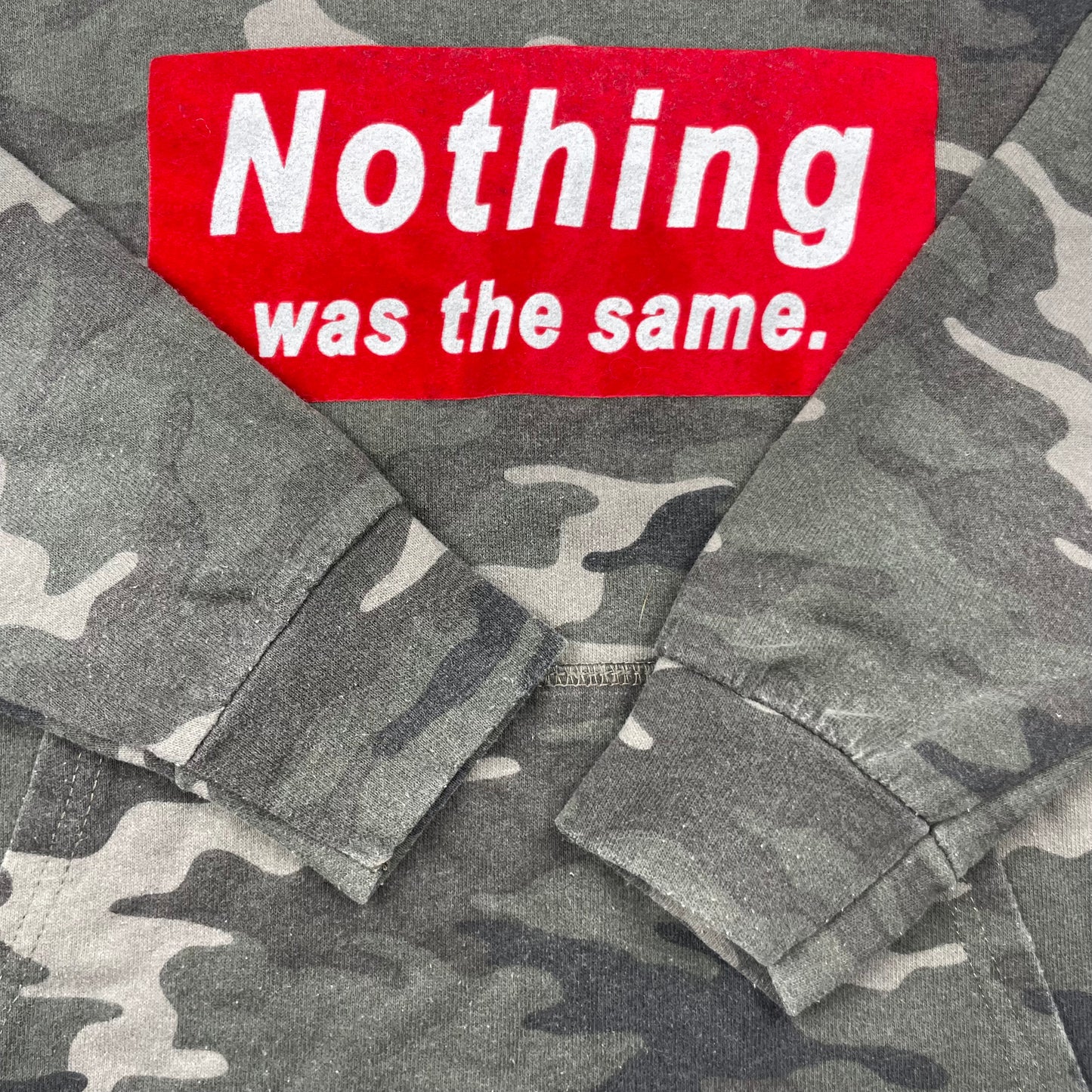 Tarnfarbenes Kapuzen-Sweatshirt mit rotem Statement-Print, Größe 128 – detail