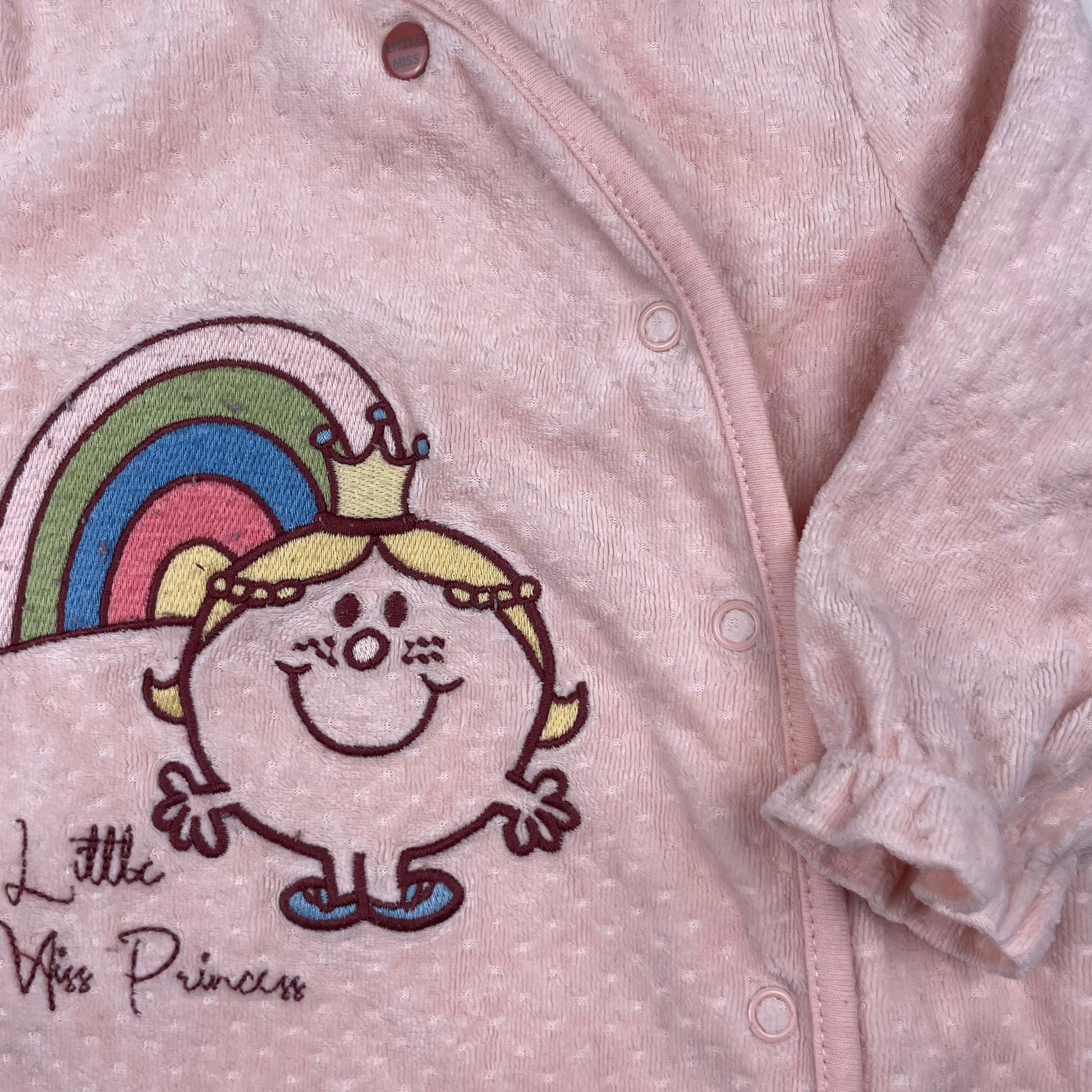 Rosa Baby-Schlafanzug mit Regenbogen und Little Miss Princess, Größe 3–6 Monate – detail