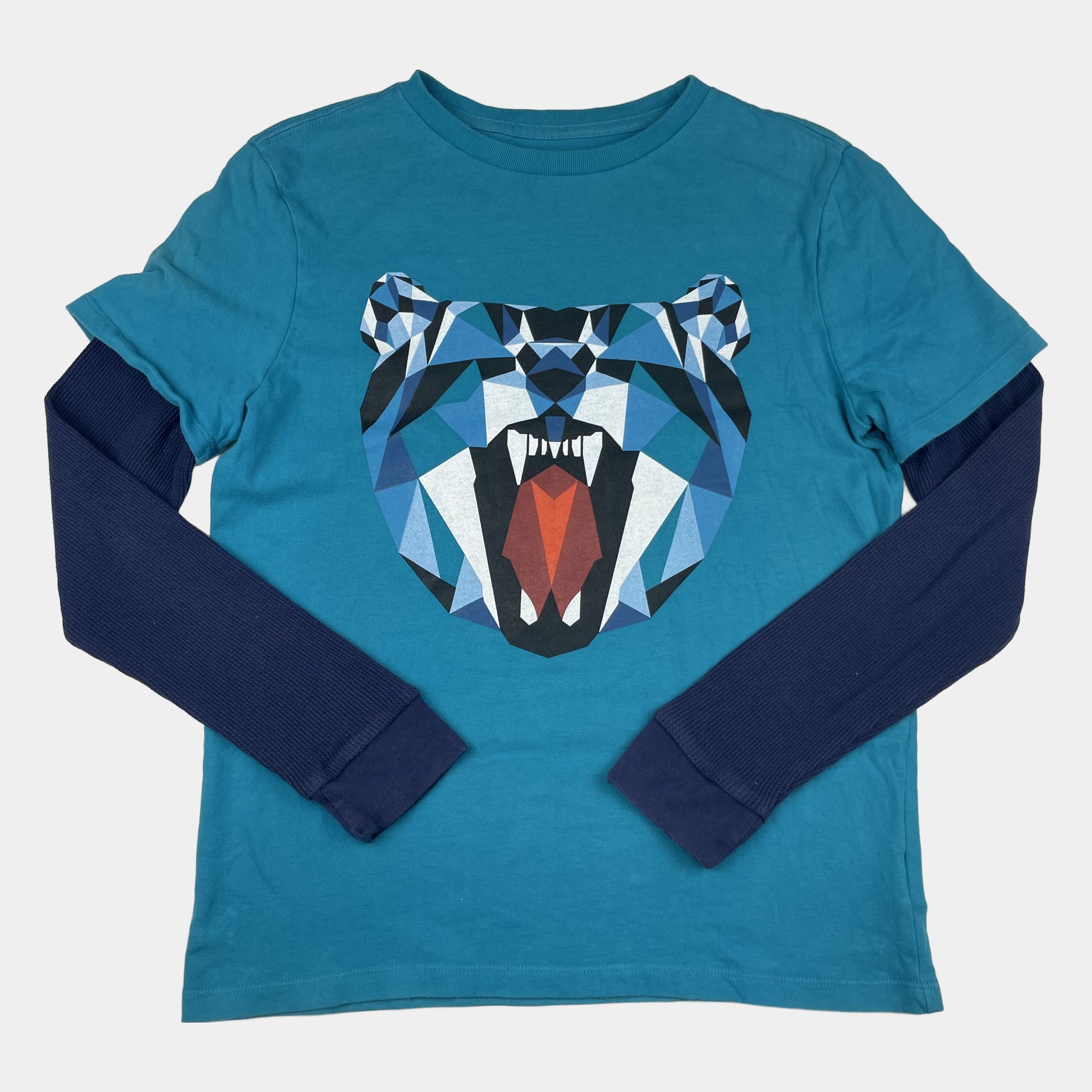 Türkises Longsleeve mit dunkelblauen Ärmeln und geometrischem Bärenprint, Größe 12–13 Jahre – front