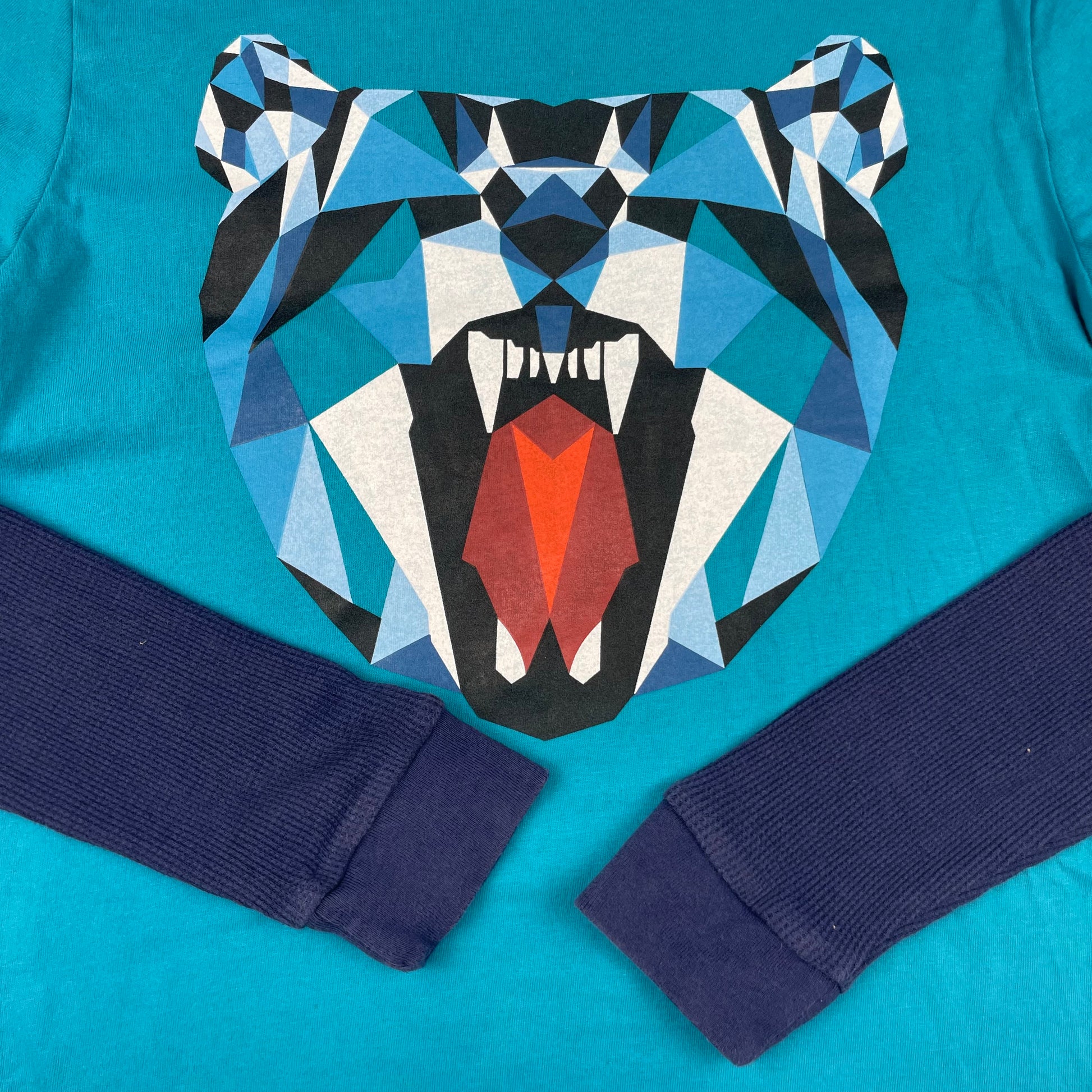 Türkises Longsleeve mit dunkelblauen Ärmeln und geometrischem Bärenprint, Größe 12–13 Jahre – detail