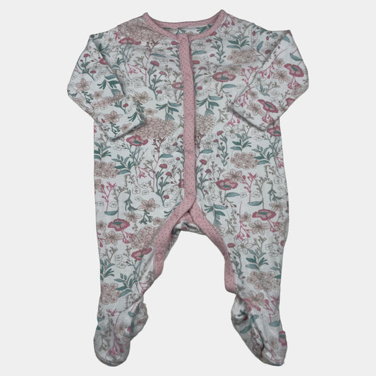 Weißer Schlafanzug mit Blumenmuster, rosa Knopfleiste und Füßen, Größe 0–3 Monate – front
