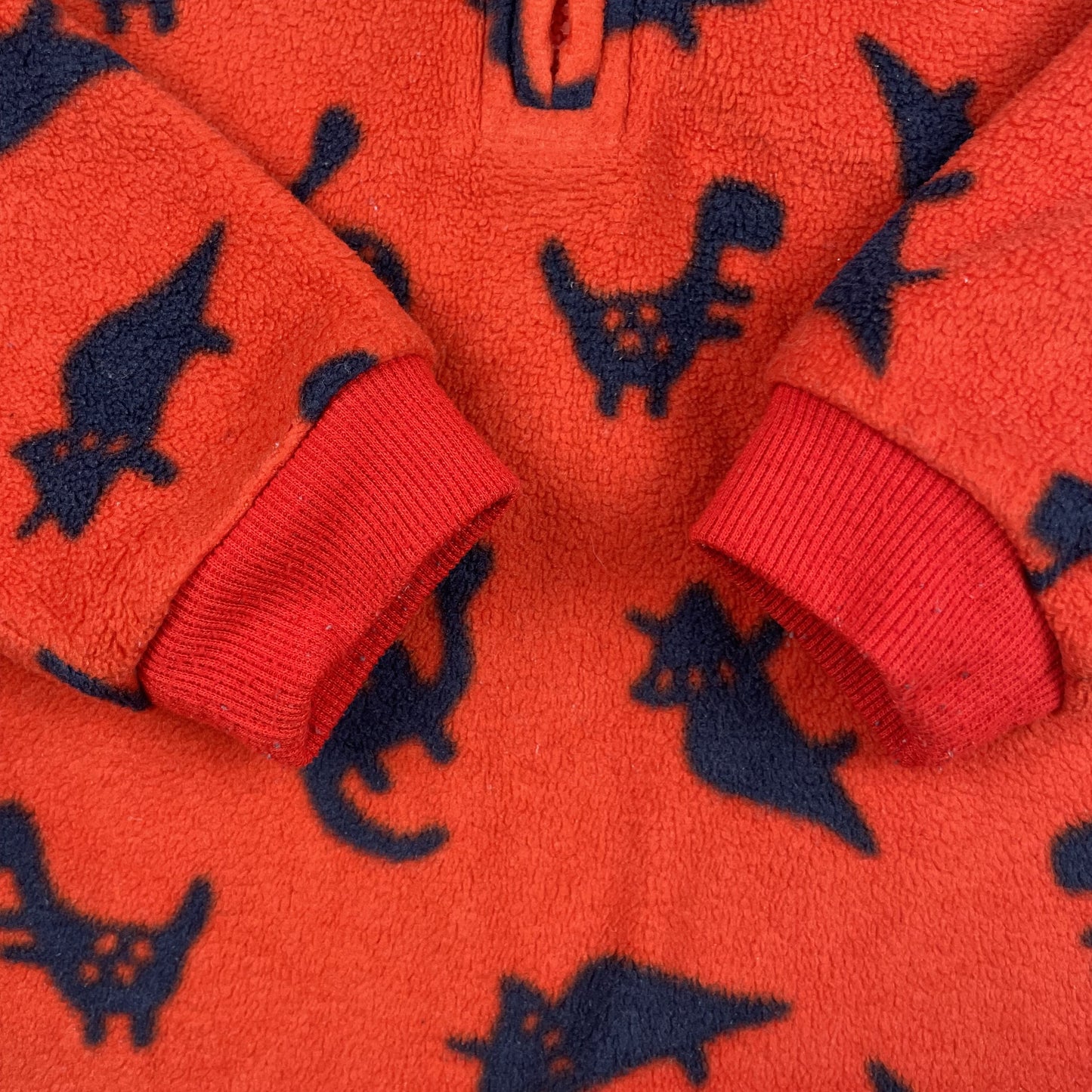Roter Fleece-Pullover mit Dinosaurier-Muster für Jungen, Größe 1½-2 Jahre (86-92 cm) – detail