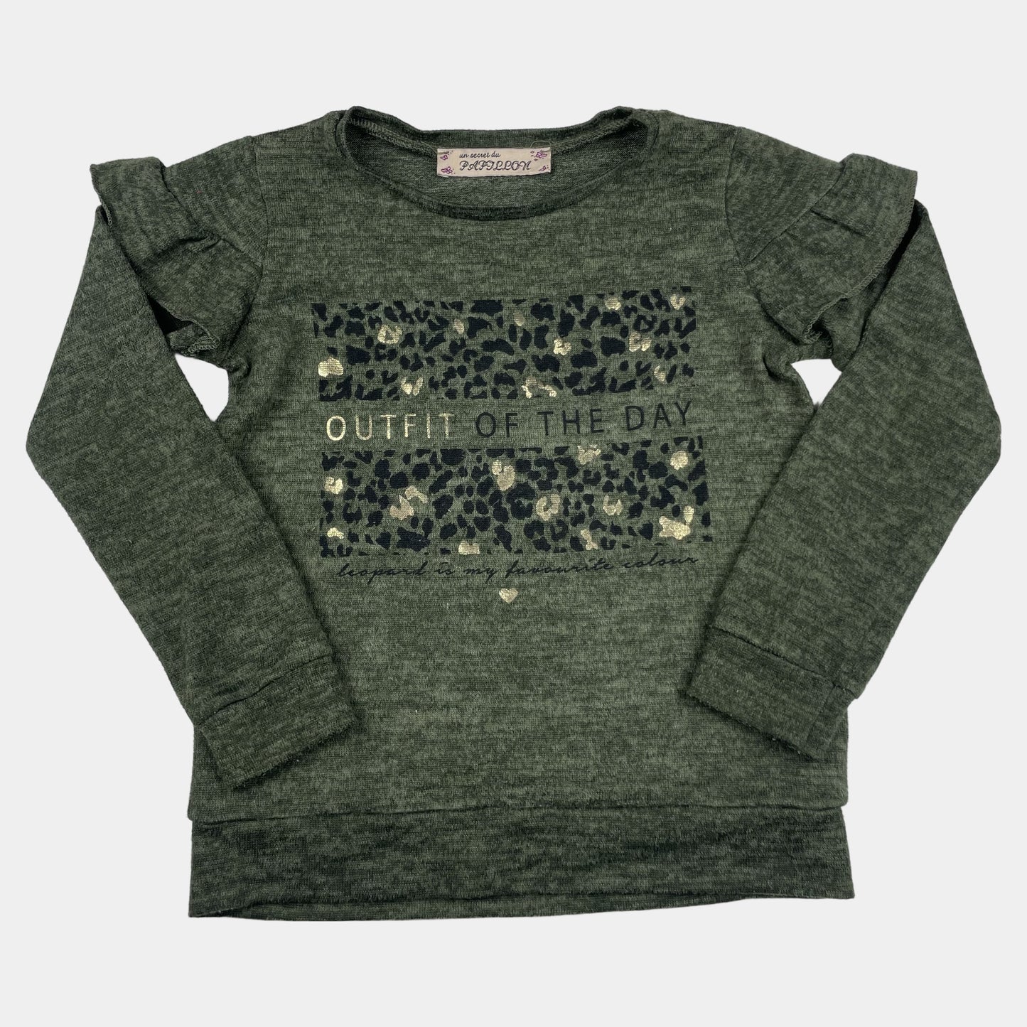 Grüner Langarm-Pullover mit Herzmuster und "Outfit of the Day" Aufdruck. – front