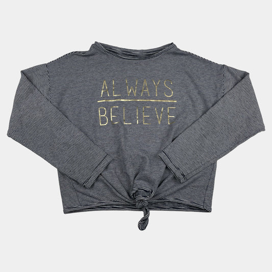 Graues Longsleeve mit gestreiftem Muster und Schriftzug 'Always Believe'. – front