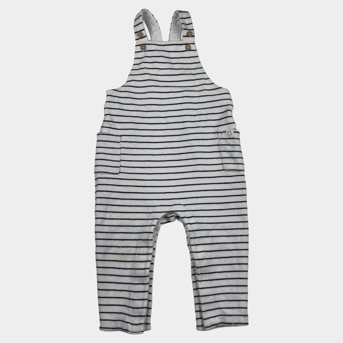 Gestreifter weißer und dunkelblauer Baby-Overall mit Knöpfen an den Trägern – front