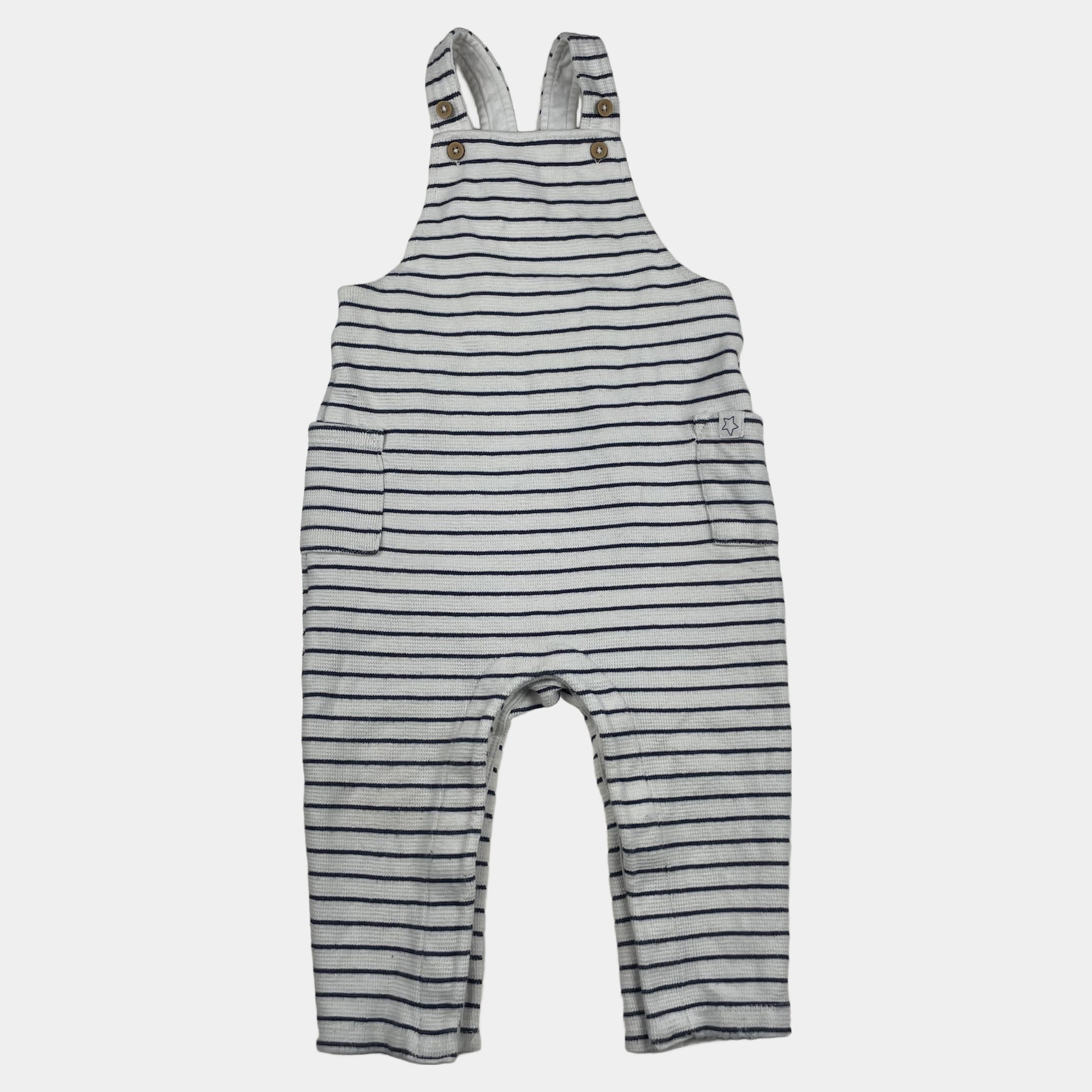 Gestreifter weißer und dunkelblauer Baby-Overall mit Knöpfen an den Trägern – front