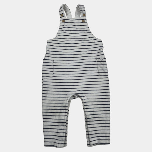 Gestreifter weißer und dunkelblauer Baby-Overall mit Knöpfen an den Trägern – front