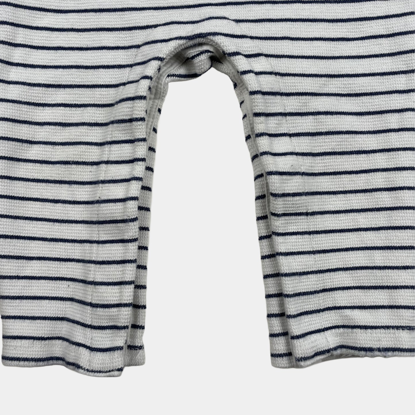 Gestreifter weißer und dunkelblauer Baby-Overall mit Knöpfen an den Trägern