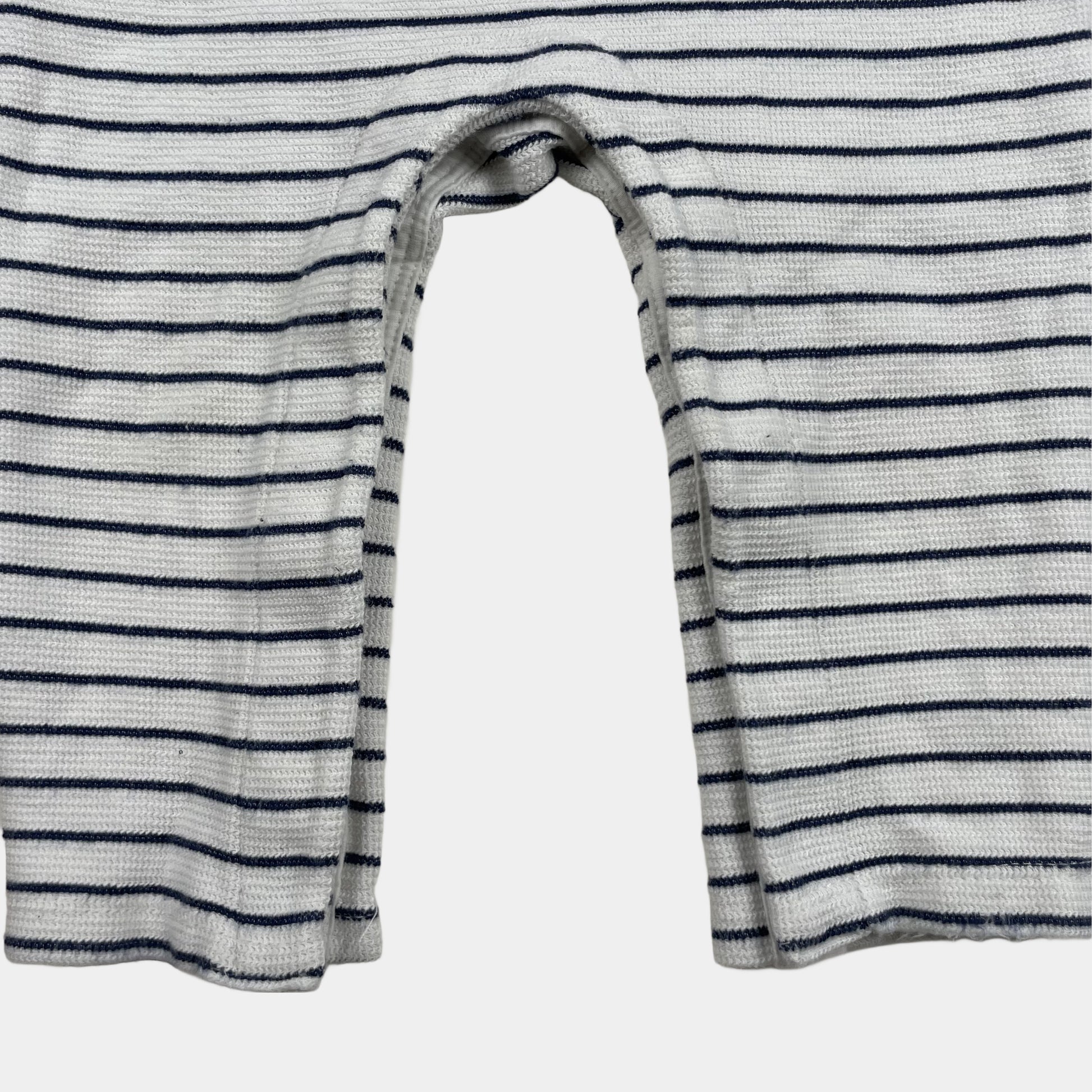 Gestreifter weißer und dunkelblauer Baby-Overall mit Knöpfen an den Trägern