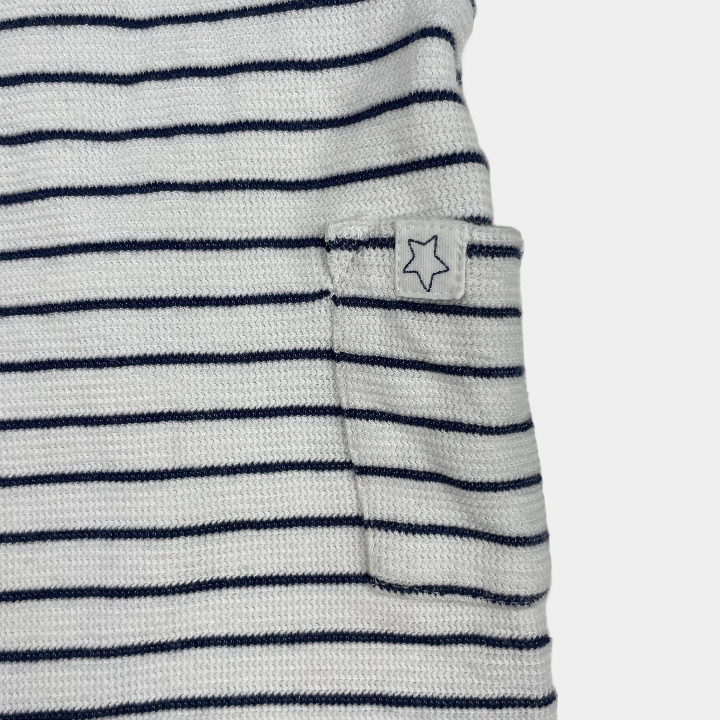 Gestreifter weißer und dunkelblauer Baby-Overall mit Knöpfen an den Trägern – pocket