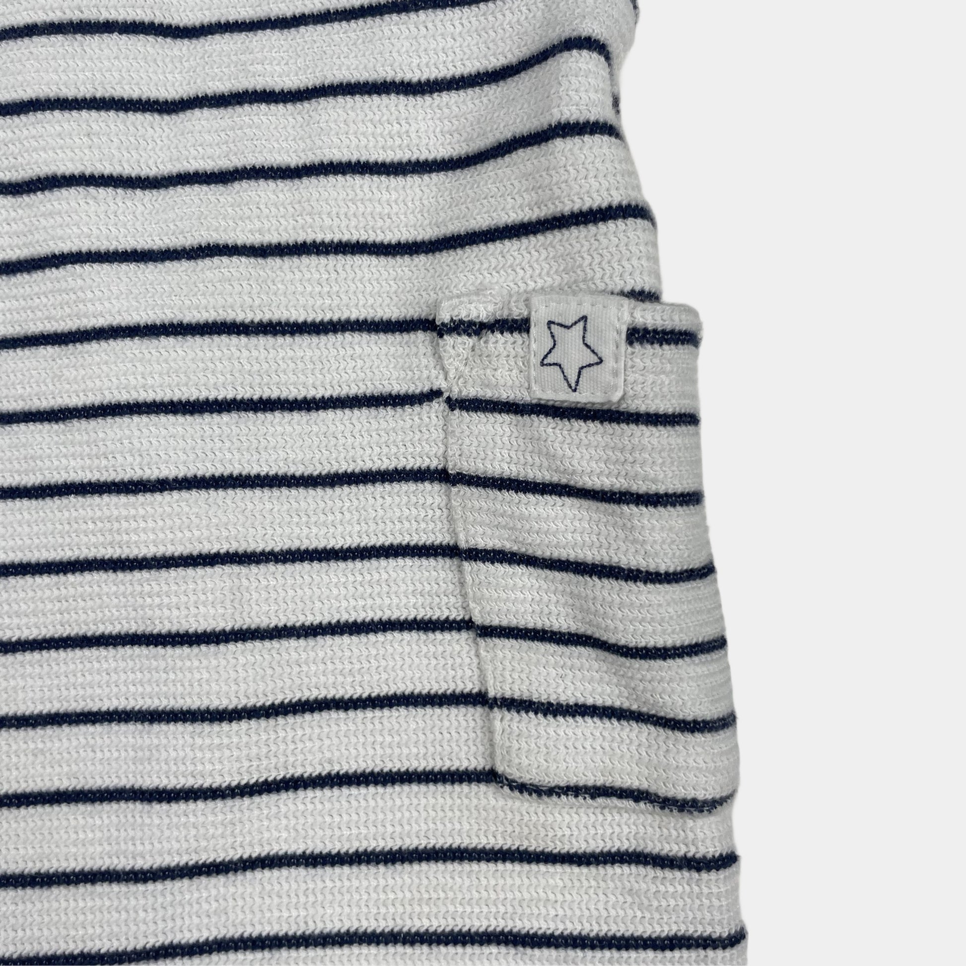 Gestreifter weißer und dunkelblauer Baby-Overall mit Knöpfen an den Trägern – pocket