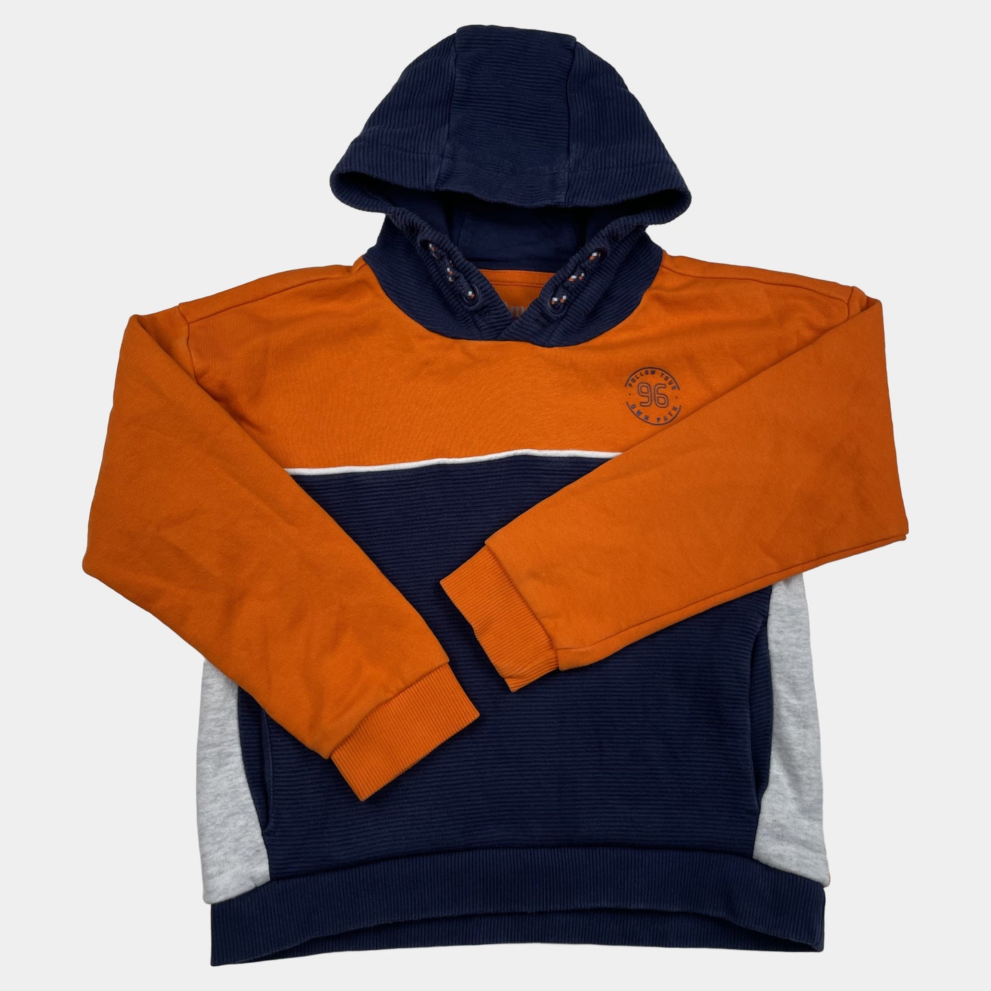 Orange-blauer Kapuzenpullover für Kinder mit gestreiftem Muster und Logo-Detail. – front