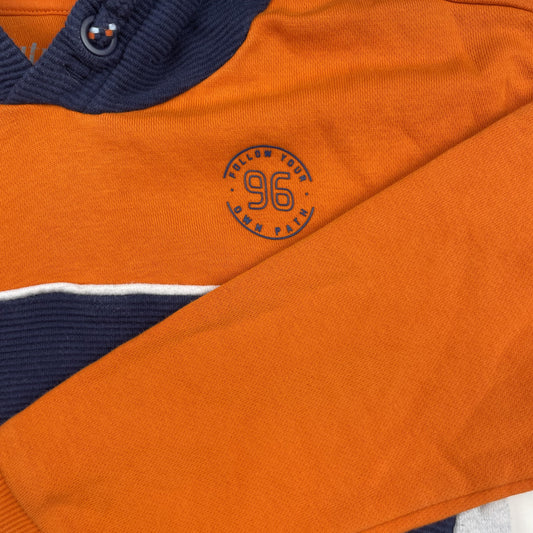 Orange-blauer Kapuzenpullover für Kinder mit gestreiftem Muster und Logo-Detail. – detail