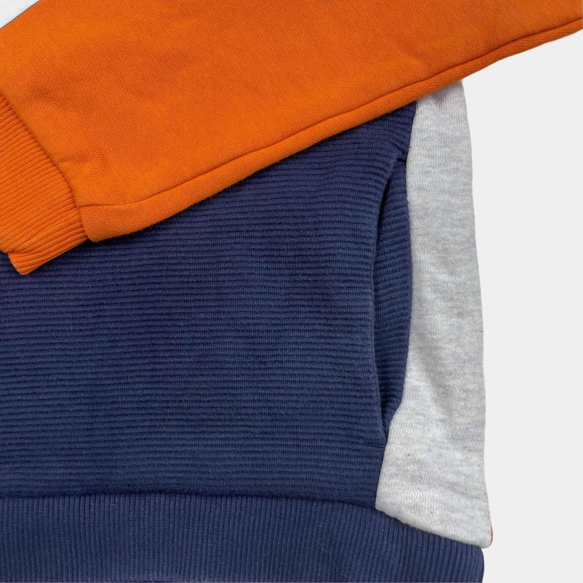 Orange-blauer Kapuzenpullover für Kinder mit gestreiftem Muster und Logo-Detail. – pocket