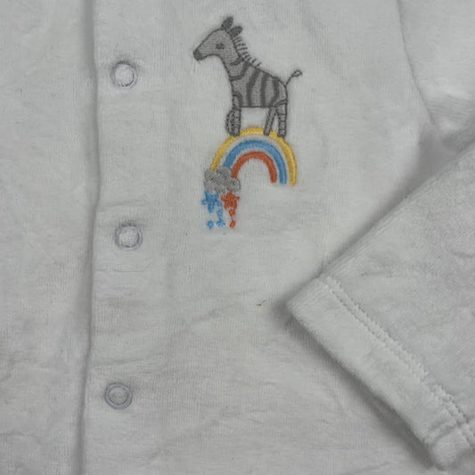 Weiße Jacke mit Zebra-Motiv und Knopfleiste für Babys. – detail