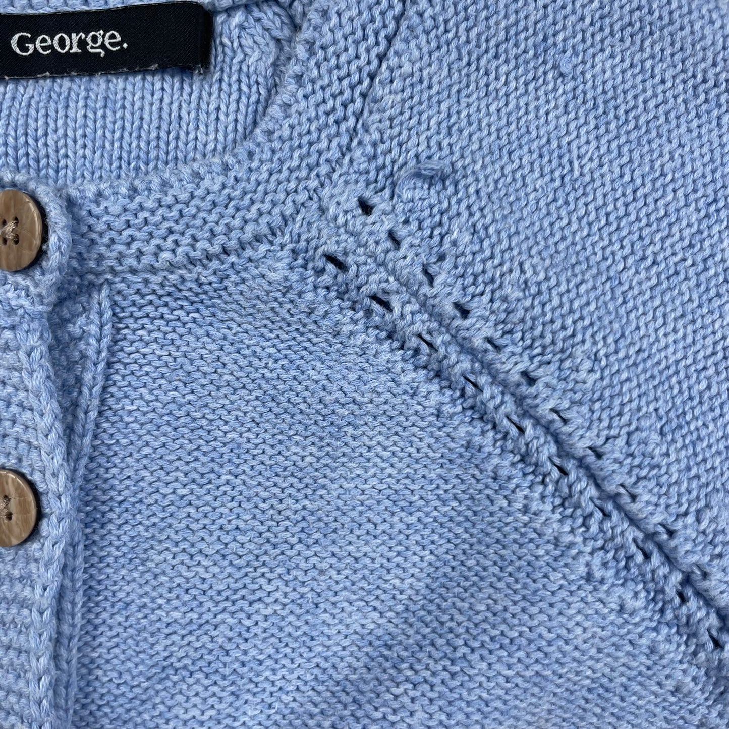 Blaue Baumwoll-Strickjacke mit Blumenmotiv auf der Vorderseite – detail