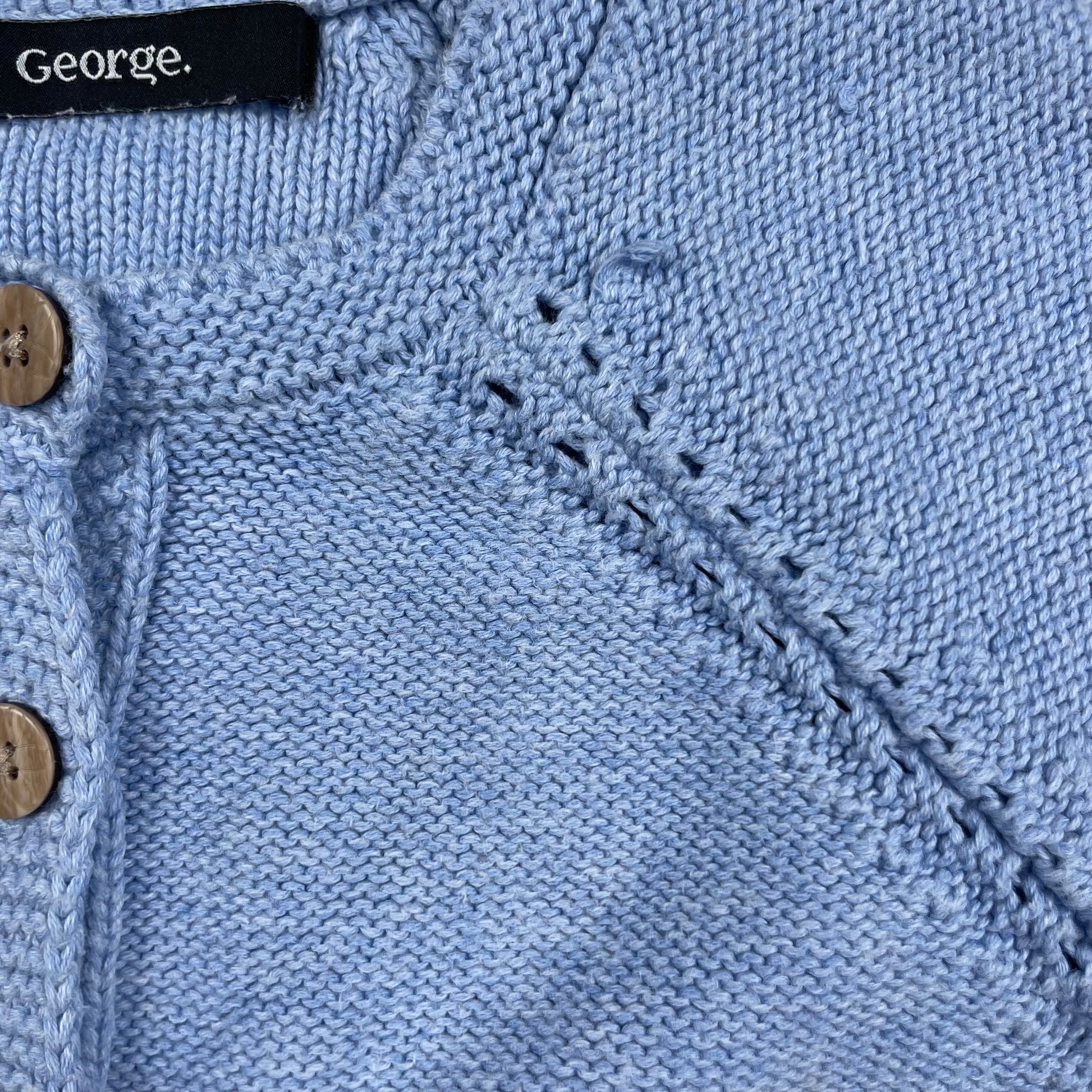 Blaue Baumwoll-Strickjacke mit Blumenmotiv auf der Vorderseite – detail