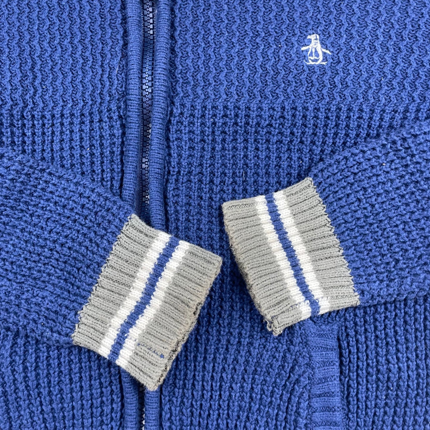 Blaue Baumwoll-Strickjacke mit Reißverschluss und gestreiften Bündchen für Kinder im Alter von 10-11 Jahren – detail